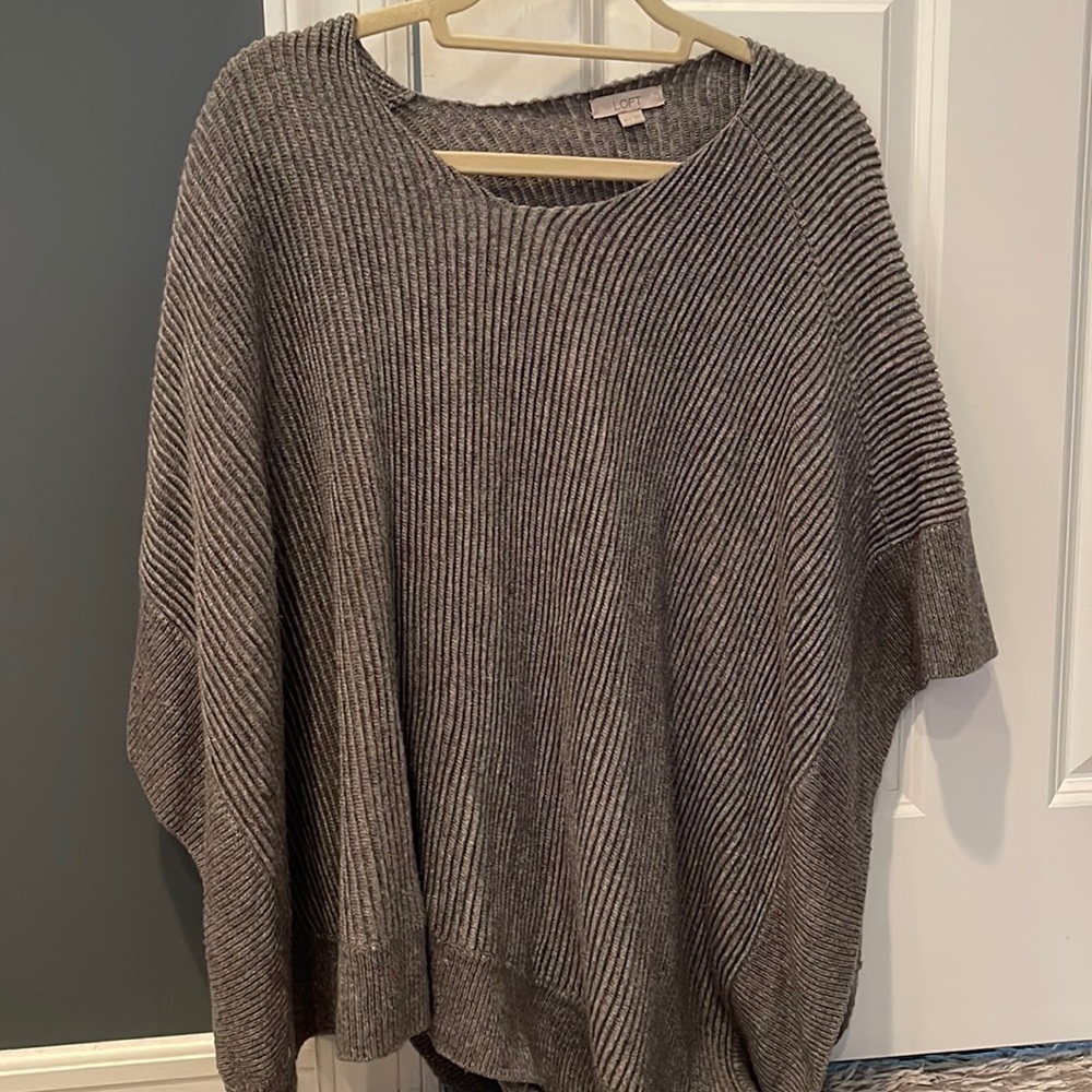 Ann Taylor Loft ponchó v neck sweater runs full xs/s in taupe grey; very cozy